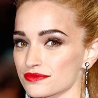 Brianne  Howey Meztelen