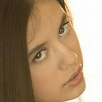 Brunette Lucy Meztelen