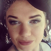 Catherine Sharples Meztelen