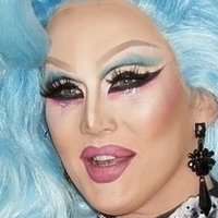 Charlie Hides Meztelen