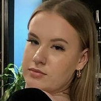 Ellie Meztelen