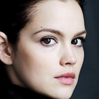Emilia Schüle Meztelen