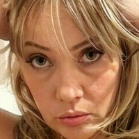 Emma St James Meztelen