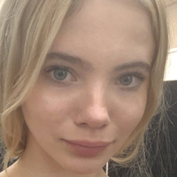 Freya Allan Meztelen