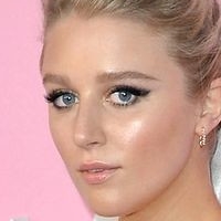 Julia Schlaepfer Meztelen