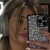 Larissa Neumann Meztelen