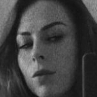 Laura W. Meztelen