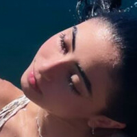 Megan Larian Meztelen