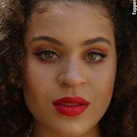 Micah Russell Meztelen