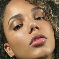 Miss Bonnie Meztelen