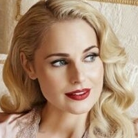 Silvia Schneider Meztelen