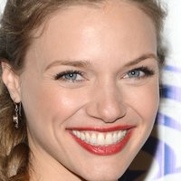 Tracy Spiridakos Meztelen