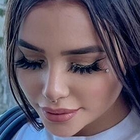 Victoria Macan Meztelen