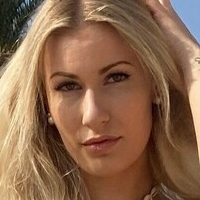 Victoria Schneider Meztelen